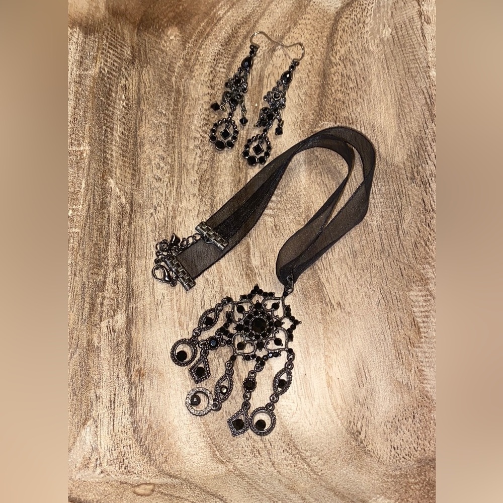 Earring and necklace set